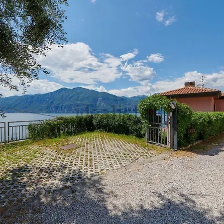 Anna Vila Brenzone sul Garda